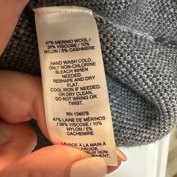 EUC Vineyard Vines Sweater size XL. It’s in a grey camo pattern. Generous fit. - Picture 4 of 4